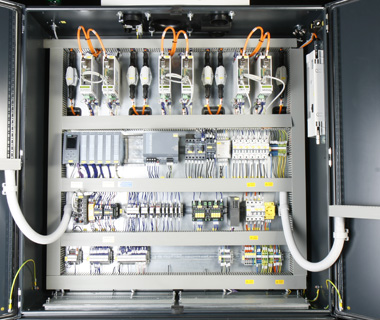 Armadio elettrico con tecnologia di controllo per impianto compatto con tecnologia di dosaggio a membrana