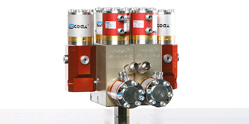 Testa di miscelazione ad alta pressione con raccordi e comando valvola sul lato