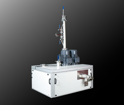 Industrielle Doppelpumpen-Materialstation mit Steuerung und Anschlussleitungen in Außenansicht