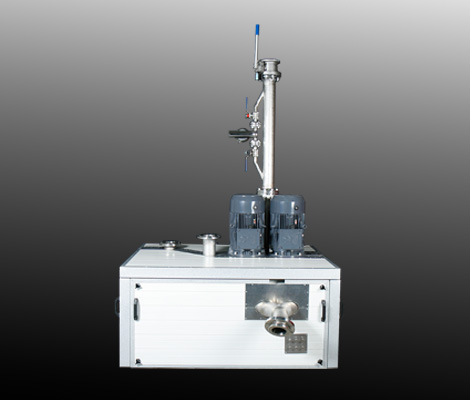 Stazione industriale di alimentazione materiali con doppia pompa, sistema di controllo e tubazioni di collegamento, vista esterna