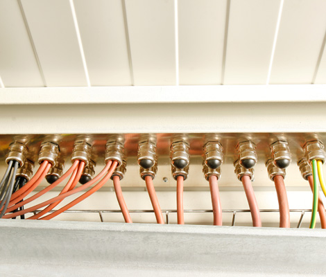 Raccordi e valvole nella stazione di contenitori IBC per l'approvvigionamento industriale di materiali