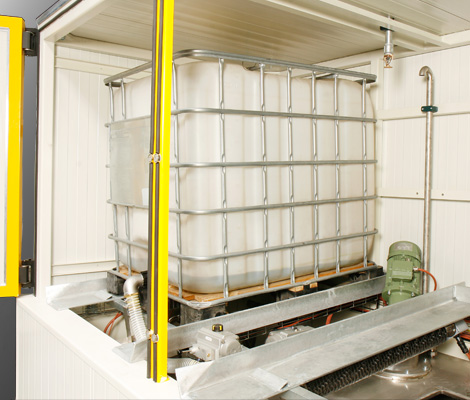 Innenansicht der industriellen IBC-Containerstation mit eingesetztem IBC-Behälter