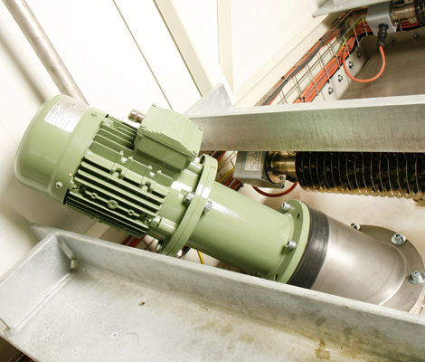 Agitatore per l'omogeneizzazione industriale dei materiali installato in una stazione di contenitori IBC